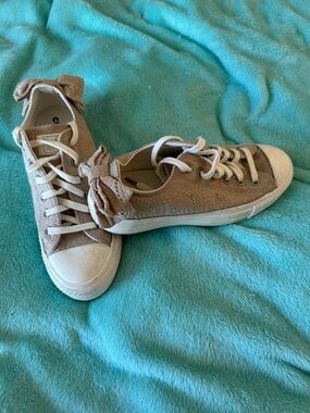 Converse All Stars Lace Bow Low-Top Sneakers in Taupe